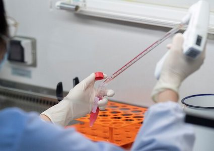 الصين تبدأ بتجربة لقاحين ضد فيروس كورونا