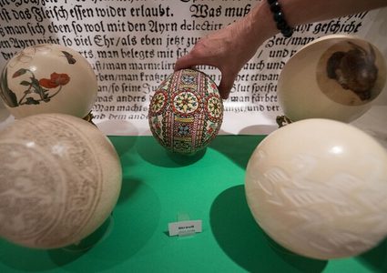 لماذا كان القدماء يزخرفون بيض النعام؟