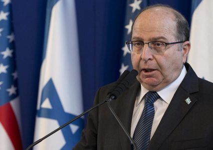 يعلون يتهم غانتس بمساعدة نتنياهو على التهرب من القضاء