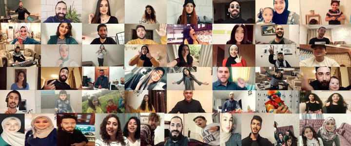 مجموعة من الفلسطينيين يطلقون أغنية من منازلهم خلال الحجر