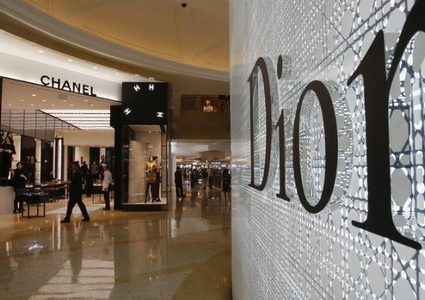 دار Dior Christian تصنع الكمامات لسائقي الحافلات