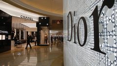 دار Dior Christian تصنع الكمامات لسائقي الحافلات