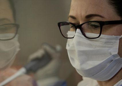 باحثون: يمكن التأكد من اصابة الشخص بكورونا قبل ظهور الاعراض