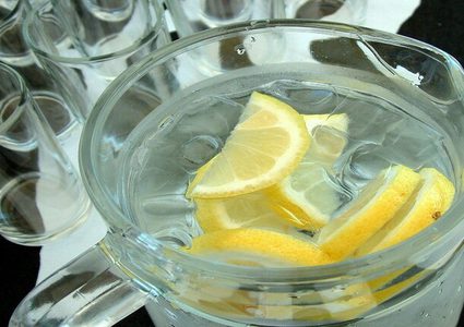 ماذا يحدث عند شرب الماء مع الليمون على الريق؟