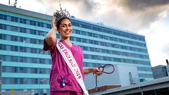 ملكة جمال انجلترا تعود إلى عملها في الطب لإنقاذ مرضى كورونا