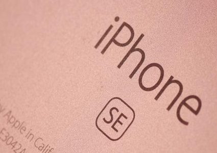 "آبل" تصدر هاتفاً جديداً من طراز SE في قلب كورونا.