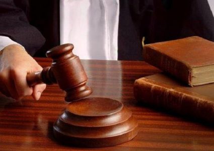 الحبس وغرامة مالية بقيمة 100 دينار لمتهم "بتهريب" عمال