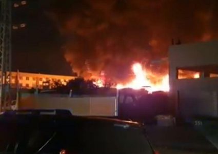 اللد: اندلاع حريق كبير في المنطقة الصناعية الشمالية