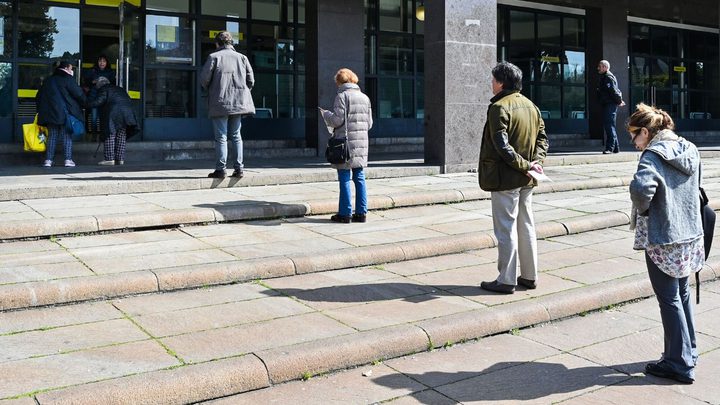 خبير: لا يمكن إيقاف "التباعد الاجتماعي" قبل إكتشاف لقاح كورونا