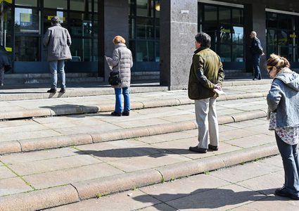 خبير: لا يمكن إيقاف "التباعد الاجتماعي" قبل إكتشاف لقاح كورونا