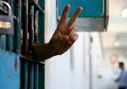 في يوم الأسير الفلسطيني....5000 أسير يقبعون في سجون الاحتلال