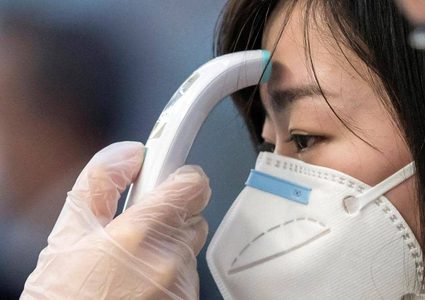 سيدة تشكو معاناتها من "ضباب الدماغ" بعد شفائها من كورونا