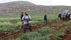 مستوطنون يمنعون مزارعين من العمل في أراضيهم شمال الخليل