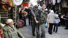 الاحتلال يقتحم منازل مواطنيين بالقدس ويغرّمهم لتوزيع النور المقدس