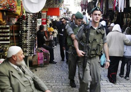 الاحتلال يقتحم منازل مواطنيين بالقدس ويغرّمهم لتوزيع النور المقدس