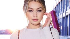 جيجي حديد تستخدم الذهب للعناية ببشرتها خلال الحجر المنزلي