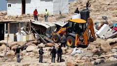 الاحتلال يهدم جزءا من منشأة سياحية في سبسطية