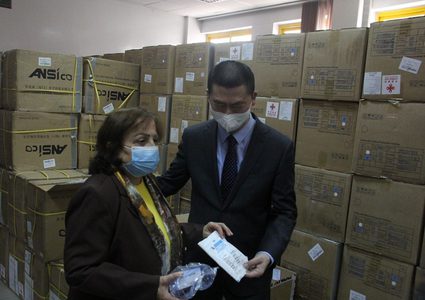 وزارة الصحة تتسلم حزمة مساعدات طبية من الصين لمواجهة "كورونا"