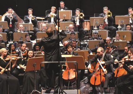 أعضاء من أوركسترا قطر يواجهون كورونا بالعزف