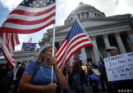 احتجاجات امام الكونجرس رفضا لاوامر البقاء بالمنازل