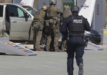 مسلح يرتدي زي شرطي يقتل ما لا يقل عن 13 شخصا في كندا