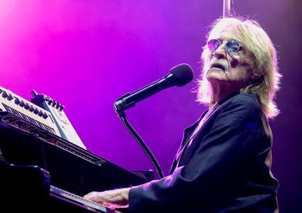 وفاة المغني الفرنسي كريستوف عن عمر ناهز 74 عاماً