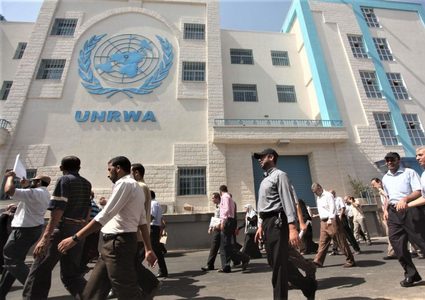 أبو هولي يرحب بقرار إعادة صرف رواتب موظفي المياومة في الأونروا