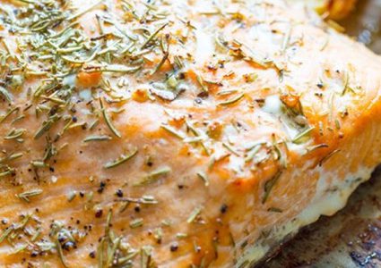 سلمون مشوي مع البطاطا