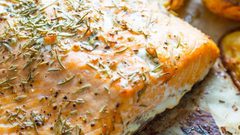 سلمون مشوي مع البطاطا