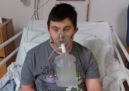 شاب مصاب بمتلازمة داون يتمكن من الانتصار على فيروس كورونا