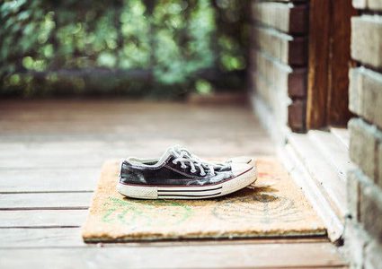 خبراء.. كورونا يمكن أن يستغل "الحذاء" لنقل العدوى