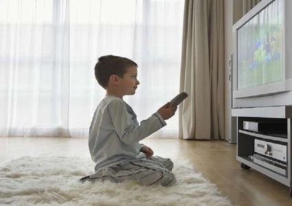 دراسة تربط مشاهدة التلفاز بأعراض تشبه التوحد لدى الأطفال