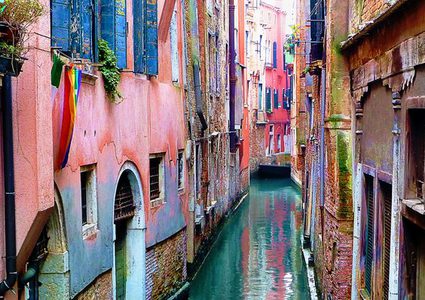 شاهد استخدام الممرات المائية لنقل الغذاء في مدينة البندقية