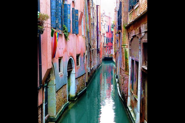 شاهد استخدام الممرات المائية لنقل الغذاء في مدينة البندقية