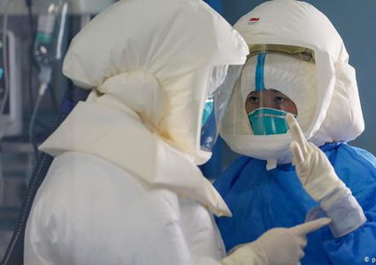 طبيبان تتغير لون بشرتهما اثر الاصابة بفيروس كورونا!