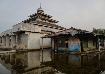 مسؤولة إندونيسية تعاقب مخالفين العزل بالحجر في "منزل العفاريت"