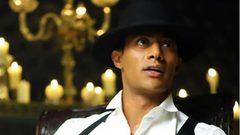 محمد رمضان يستفز الجمهور بفخامة سياراته الفارهة