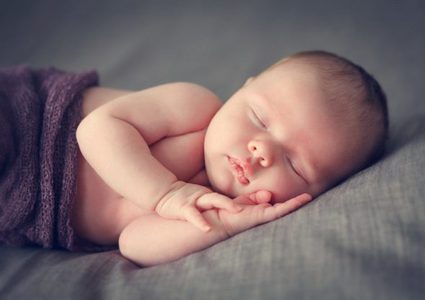 سيدة نيجيرية تنجب توأما بعد محاولات استمرت 43 عاما