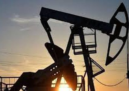 أسعار النفط تصعد بعد تراجع تاريخي