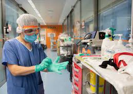 عالم فيروسات: فيروس كورونا بدأ بالانحسار في بعض الدول