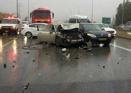 الخليل: اصابة 5 من رجال الامن الوطني بانقلاب مركبتهم