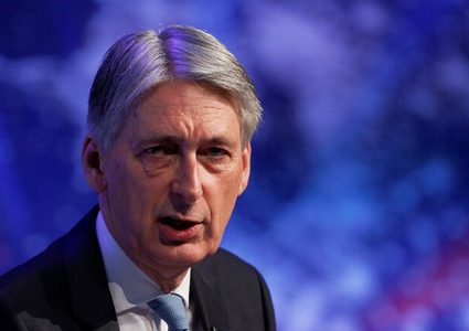 مسؤول بريطاني يدعو إلى إعادة فتح الاقتصاد أو "مواجهة الكارثة"