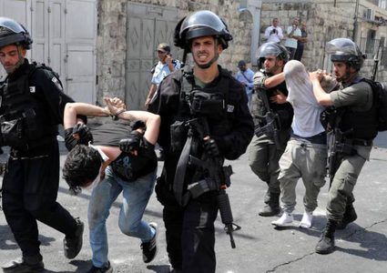 الاحتلال يعتقل 3 شبان من القدس ويحولهم للتحقيق