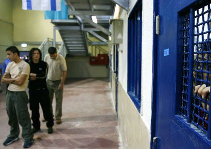 عبد ربه يحمل الاحتلال المسؤولية عن حياة وصحة الاسرى داخل السجون