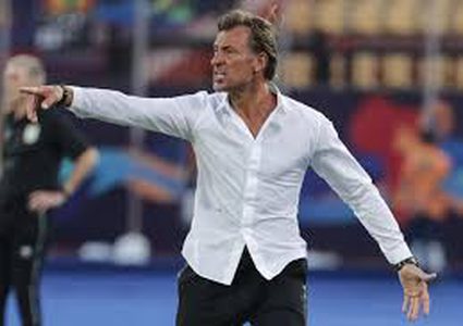 بسبب كورونا...مدرب المنتخب السعودي يعلن تخفيض راتبه