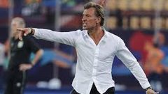 بسبب كورونا...مدرب المنتخب السعودي يعلن تخفيض راتبه