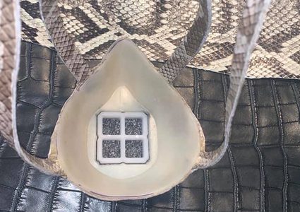 خبراء يحذرون من استخدام كمامات جلود الأفاعي للوقاية من كورونا