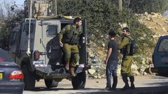 الاحتلال يعتقل محاميا من نابلس عند حاجز عسكري