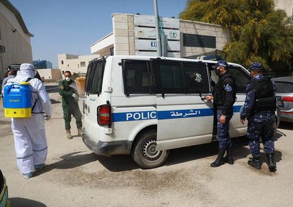 الخليل: القبض على 25 شخصاً وإغلاق 41 محلاً تجارياً ومصنعاً