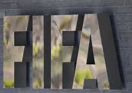 "فيفا" تقترح إجراء تعديلات مؤقتة على قواعد كرة القدم
